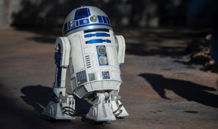 R2D2 roaming the streets of Black Spire Outpost at Disneyland (©Disney)