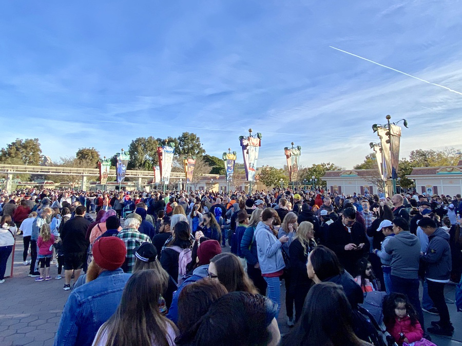 Lines to enter Disneyland for Rise of the Resistance boarding passes