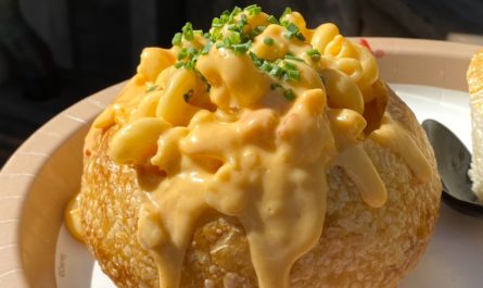 Lobster Mac & Cheese in a Bread Bowl (Harbour Galley, Disneyland)