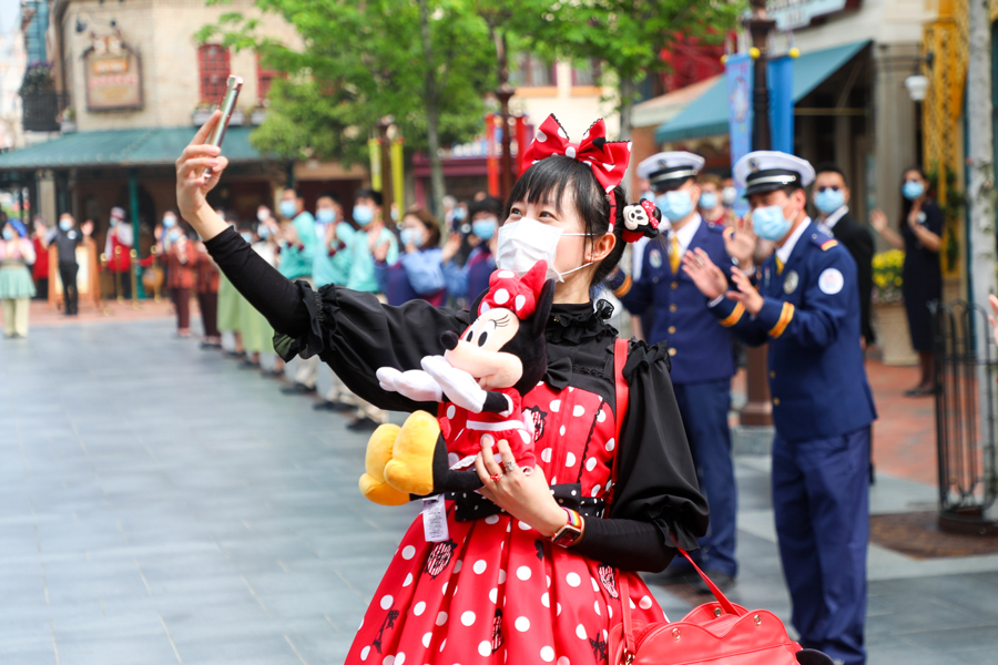 Shanghai Disneyland guest with Minnie Mouse clothing