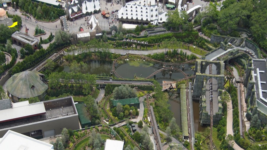 Aerial view of Hagrid's Magical Creatures Motorbike Adventure with yellow arrow indicating virtual queue. Image used with permission of @bioreconstruct