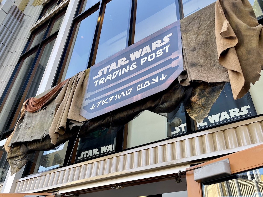 Downtown Disney Holiday 2020 - Star Wars Trading Post